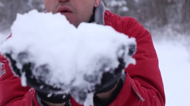 Man Blåser Snö Kameran Vintern — Stockvideo