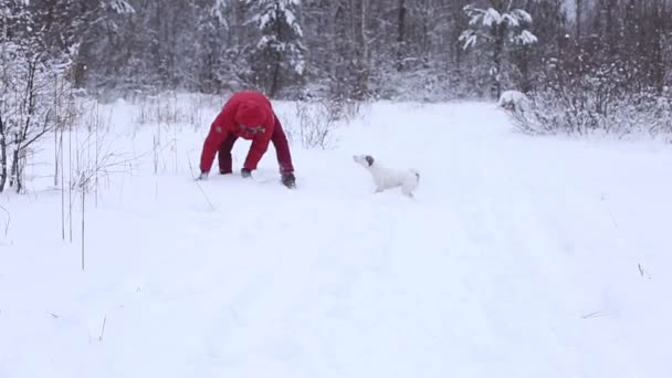 Nsan Kışın Kısımlarda Köpekle Oynar — Stok video