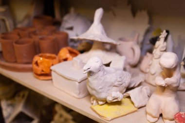 Seramikçinin çalışma masası, kil atölyesi.