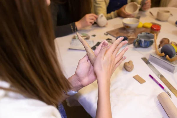 粘土細工の女の子が粘土を使って — ストック写真