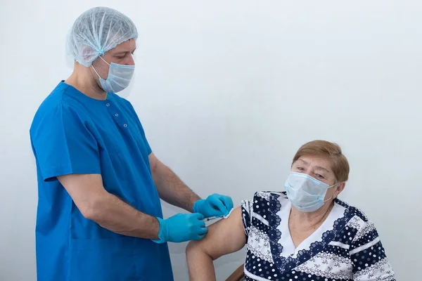 Enfermero Una Inyección Una Mujer Anciana Una Vacunación — Foto de Stock