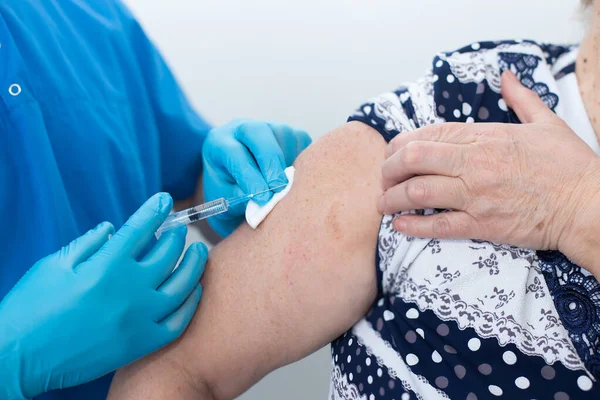 Enfermero Una Inyección Una Mujer Anciana Una Vacunación — Foto de Stock