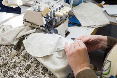 Dikiş üretimi, yakın çekim terziliği.