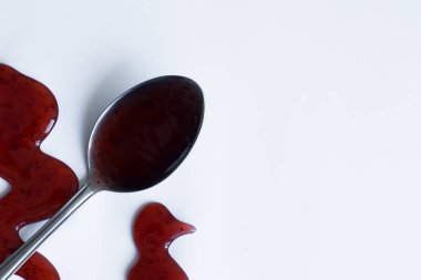 Beyaz arka planda ev yapımı sos ve kaşık.