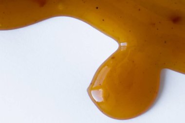 Beyaz arka planda ev yapımı sos damlaları