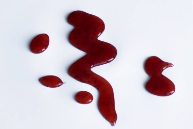 Beyaz arka planda ev yapımı sos damlaları