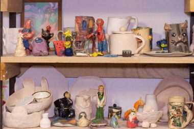 Ivanovo, Rusya, 29 Ocak 2021, atölyedeki seramik ürünler