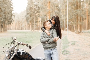 Parkta bir kızla motosikletli bir adam.