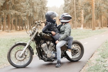 Parkta bir kızla motosikletli bir adam.