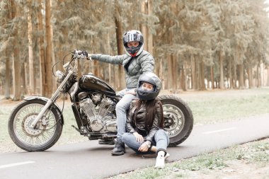 Parkta bir kızla motosikletli bir adam.