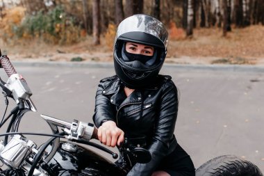 Parktaki motosikletli güzel esmer kız.