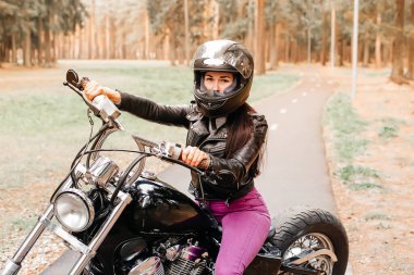 Parkta motosiklet süren güzel esmer.