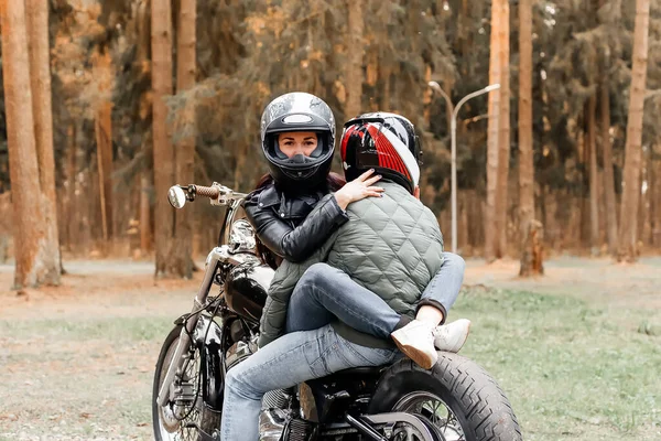 Parkta bir kızla motosikletli bir adam.