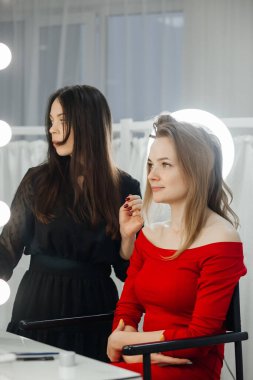 Usta bir kız için saç stili yapıyor, güzel bukleler.