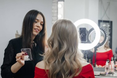 Güzellik blogcusu makyaj sürecini güzel bir sarışına kaydediyor.