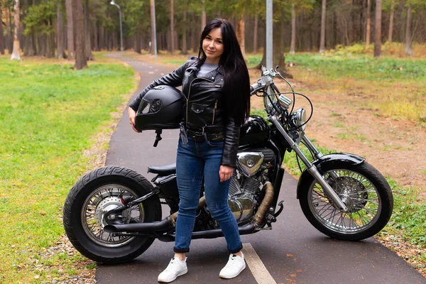 Belle Brune Veste Cuir Noir Moto Avec Casque Dans Les — Photo
