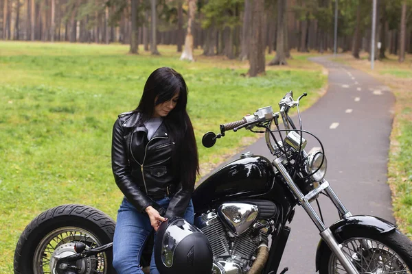 Hermosa Morena Una Chaqueta Cuero Negro Motocicleta Con Casco Las — Foto de Stock