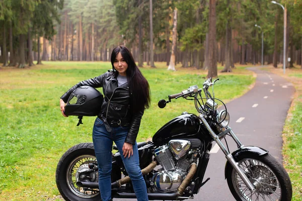 Belle Brune Veste Cuir Noir Moto Avec Casque Dans Les — Photo