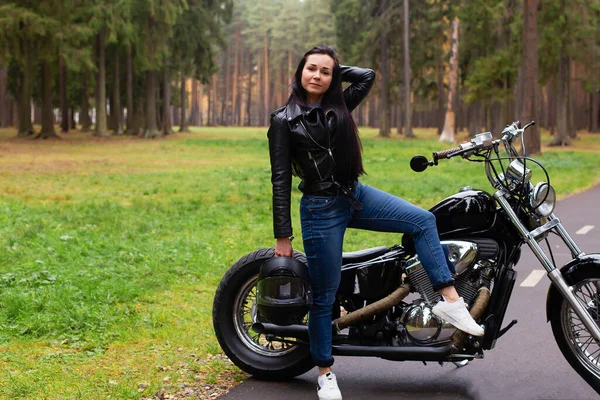 Красивая Брюнетка Черной Кожаной Куртке Мотоцикле Шлемом Руках Парке Летом — стоковое фото