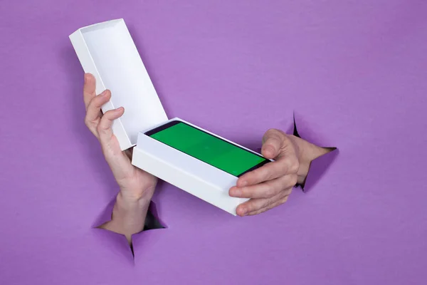 Novo Smartphone Com Uma Tela Verde Pacote Fundo Roxo Uma — Fotografia de Stock