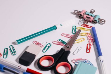 Öğrenci için kırtasiye ögeleri, beyaz arkaplan üzerinde üst görünüm düzeni.