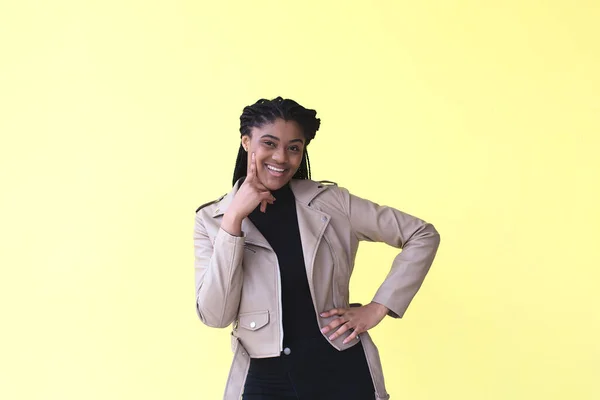 Piękna Szczęśliwa Afroamerykanka Żółtym Tle — Zdjęcie stockowe