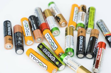 Ivanovo, Rusya 25 Mayıs 2021, Beyaz arka planda bir sürü renkli AA ve AAA bataryası.