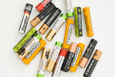 Ivanovo, Rusya 25 Mayıs 2021, Beyaz arka planda bir sürü renkli AA ve AAA bataryası.