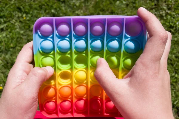 Colorido Stress Sensorial Fidget Empurrar Pop Brinquedo Mãos Das Crianças — Fotografia de Stock