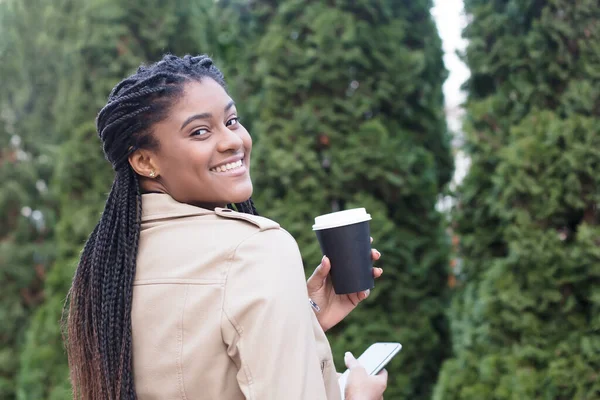 Happy African American Woman Street Coffee — Stockfoto