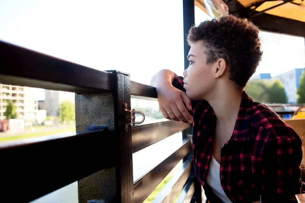 Hermosa Mujer Afroamericana Con Pelo Corto Triste Café Verano — Foto de Stock