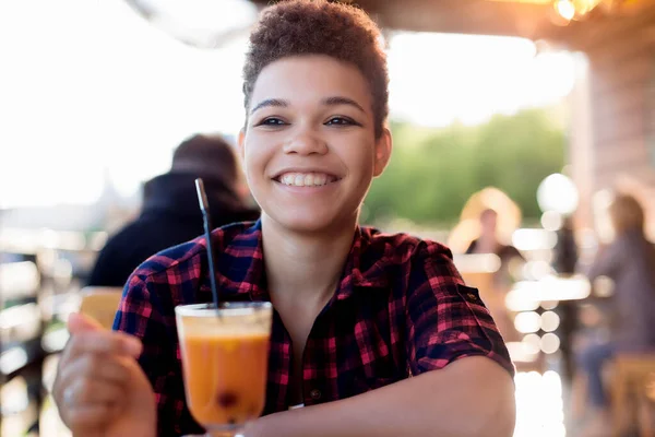 Hermosa Feliz Mujer Afroamericana Con Pelo Corto Café Verano — Foto de Stock