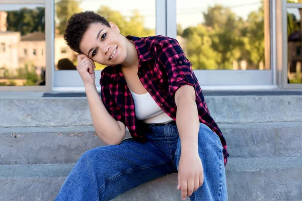 Beautiful Happy African American Woman Short Haircut Summer Street — Stock Photo, Image