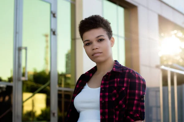 Beautiful African American Woman Short Hair Summer Street — Stock Photo, Image