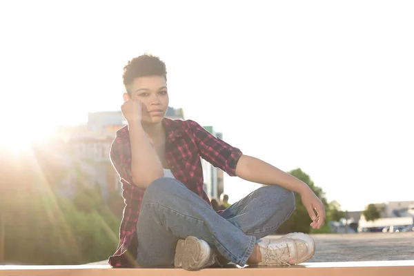 Beautiful African American Woman Short Hair Summer Street — Stock Photo, Image