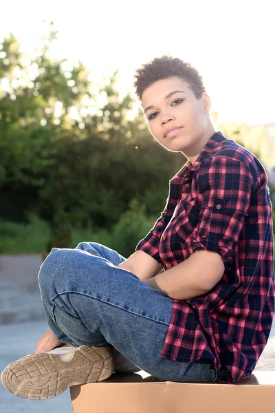 Mooie Afro Amerikaanse Vrouw Met Kort Haar Zomer Straat — Stockfoto