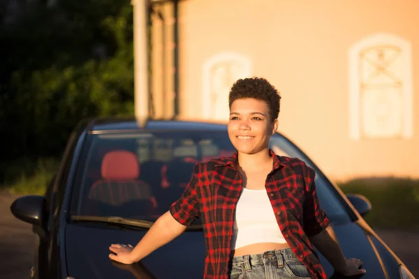 Happy Beautiful African American Woman Short Hair Car Lifestyle — Stock Photo, Image