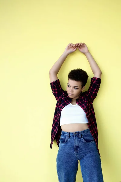 Beautiful African American Woman Short Hair Yellow Background — Stock Photo, Image