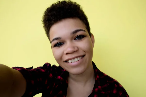 Bela Feliz Mulher Afro Americana Com Cabelo Curto Fundo Amarelo — Fotografia de Stock