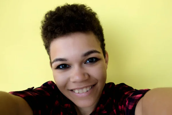 Bela Feliz Mulher Afro Americana Com Cabelo Curto Fundo Amarelo — Fotografia de Stock