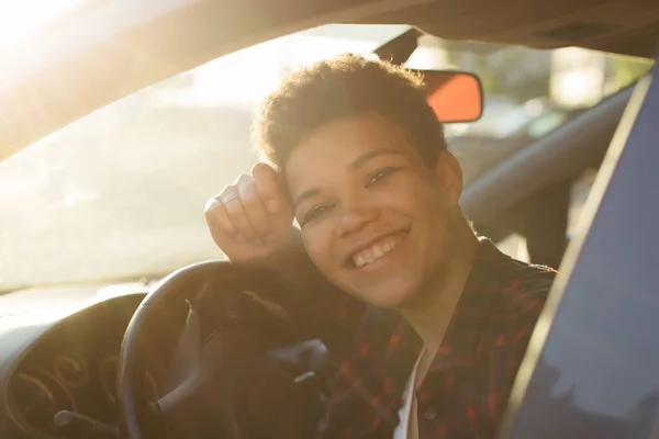 Gelukkig Mooi Afrikaans Amerikaanse Vrouw Met Kort Haar Een Auto — Stockfoto