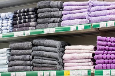 Ivanovo, 24 Haziran 2021, banyo havluları mağazanın rafında.