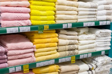 Ivanovo, 24 Haziran 2021, banyo havluları mağazanın rafında.