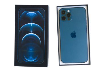 Ivanovo, Rusya, 30 Haziran 2021, iPhone 12, beyaz arkaplan, başyazı.