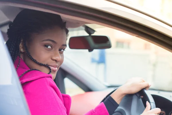 Szczęśliwy Afryki Amerykańskiej Kobieta Samochodzie Jazdy Jesień Zima Obraz Stockowy