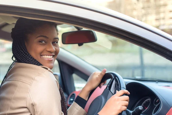 Счастливая Африканская Женщина Рулем Автомобиля Осень Зима Лицензионные Стоковые Изображения