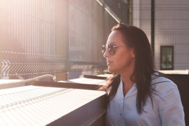 Güzel esmer gün batımına bakıyor, yakından..