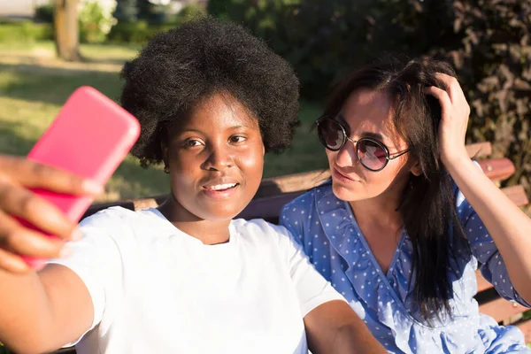 Chicas Felices Diferentes Nacionalidades Toman Selfies Verano — Foto de Stock