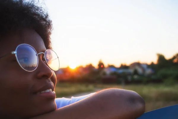 Retrato Una Mujer Afroamericana Sobre Fondo Atardecer Primer Plano — Foto de Stock