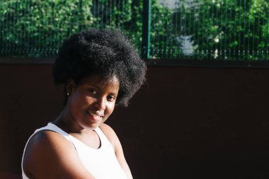 Yazın sokaklarda mutlu bir Afro-Amerikan kadının portresi..